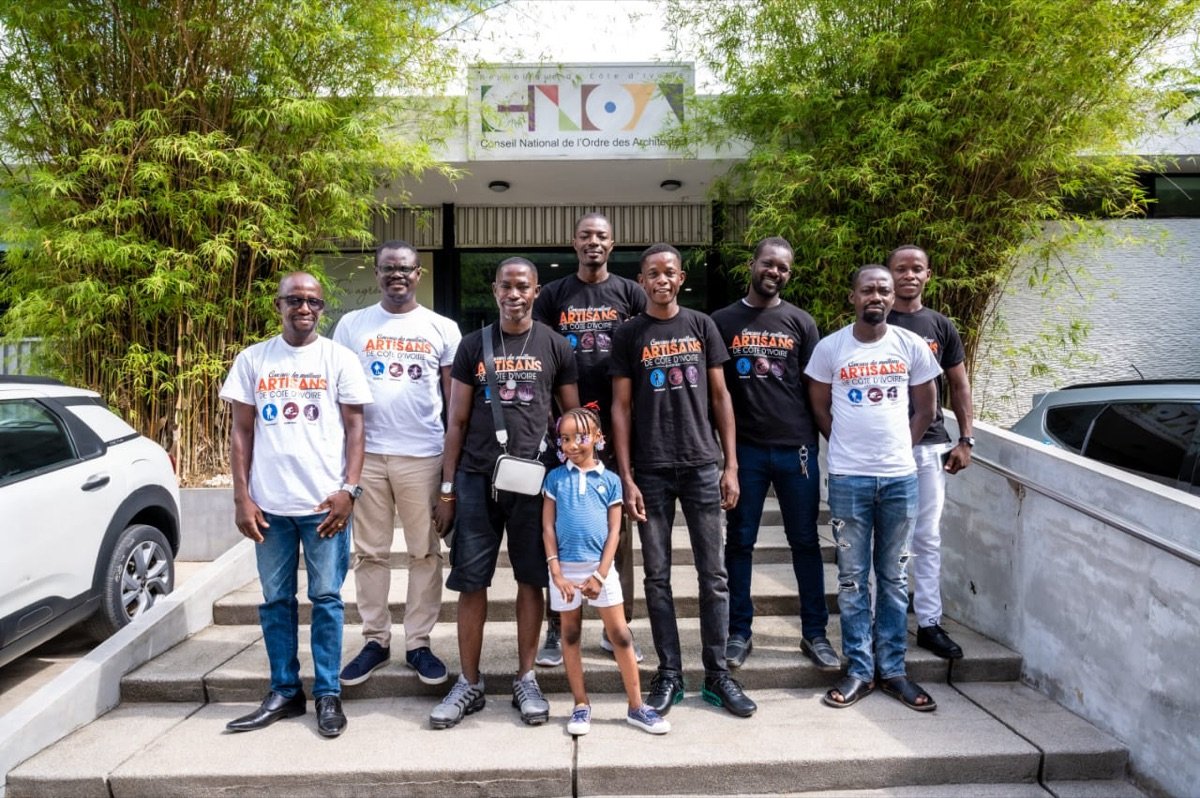 Les artisans réunis devant le siège de l’Ordre des Architectes de Côte d’Ivoire